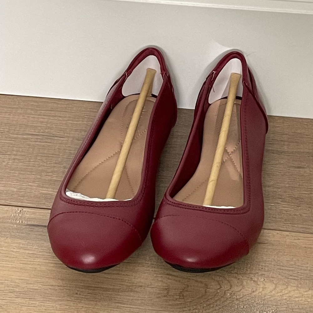 Scarlet (Red) Women's Step 'N Flex Tavii Flats Size 7